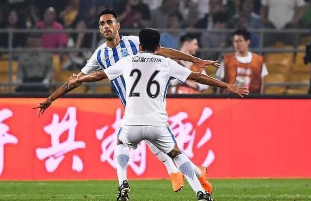  沃特福德前锋戴帽助队登上积分榜首